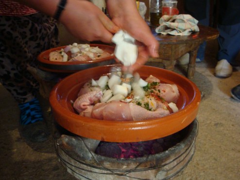 Préparation du plat tajine au poulet du Maroc
